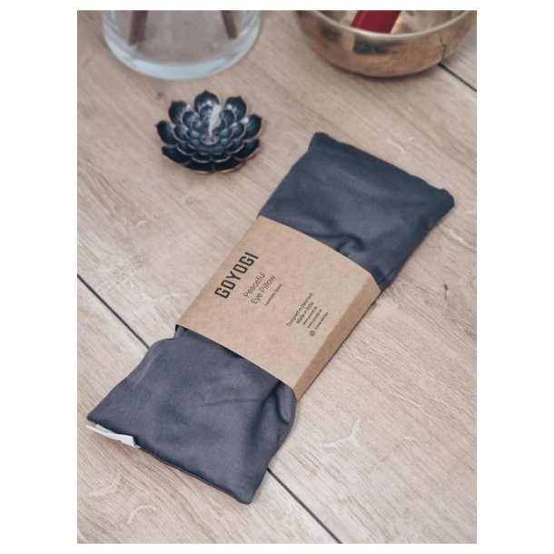 PEACEFUL satin �jenpude, Dark Grey fra GOYOGI
